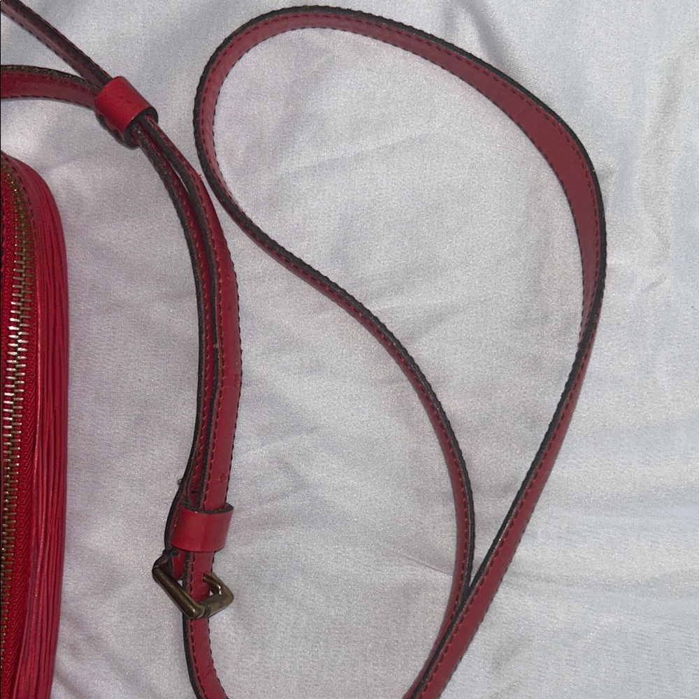 AUTHENTIC Vintage Louis Vuitton Epi Jeune Fille MM Crossbody Bag Red V.I.0960 - Picture 4 of 8